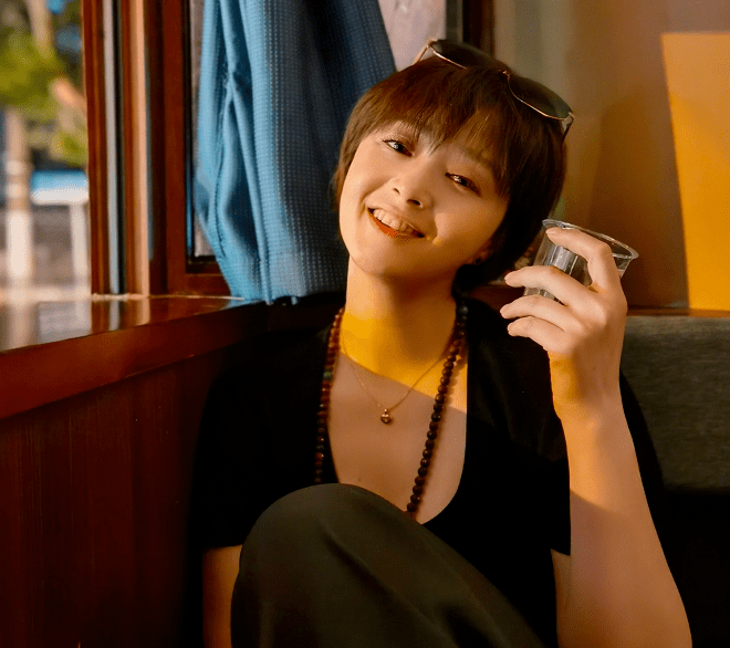 状态|瘦下去的蒋欣有多美？黄昏下利落短发显优雅，成文艺小清新美女