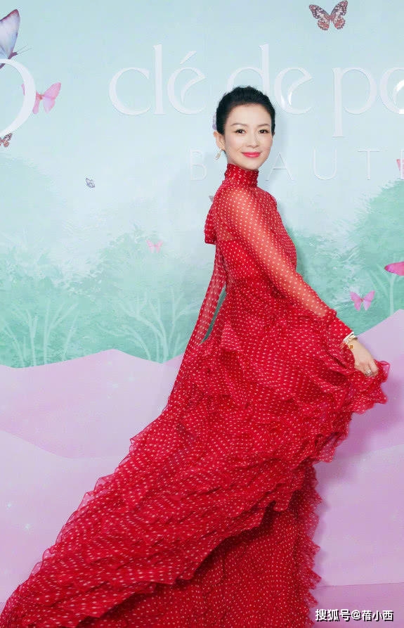 黑色|章子怡不愧是“汪峰的老婆”，穿深V领亮片裙，身材饱满又惊艳
