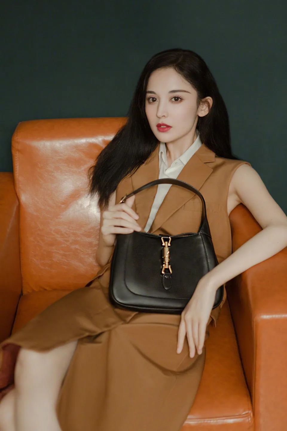 因为|赵雅芝、娜扎与王乐君三人，将干练与温柔集于一体，竟是因为一件马甲裙