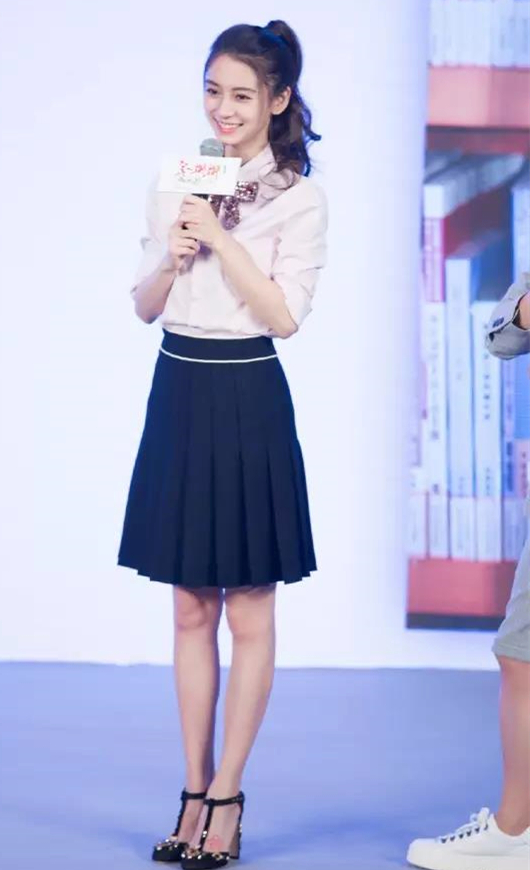 黑色|衬衫只能配牛仔裤?跟着杨颖搭百褶裙,引领流行新风潮