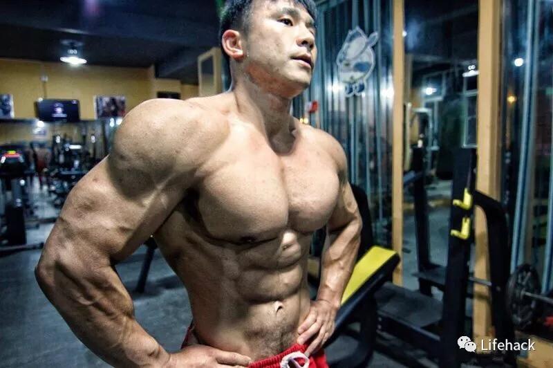 健美|39岁男警察身材照被曝光：撸铁15年成肌肉巨无霸，罪犯都不敢惹他