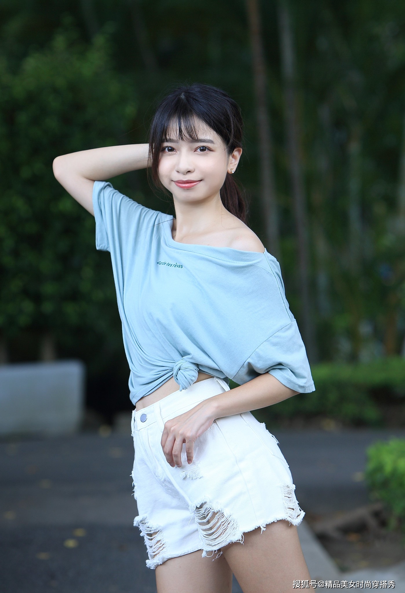 短裤|“小清新”的蓝色很显白皙肌肤，搭配白色短裤，轻松穿出大长腿