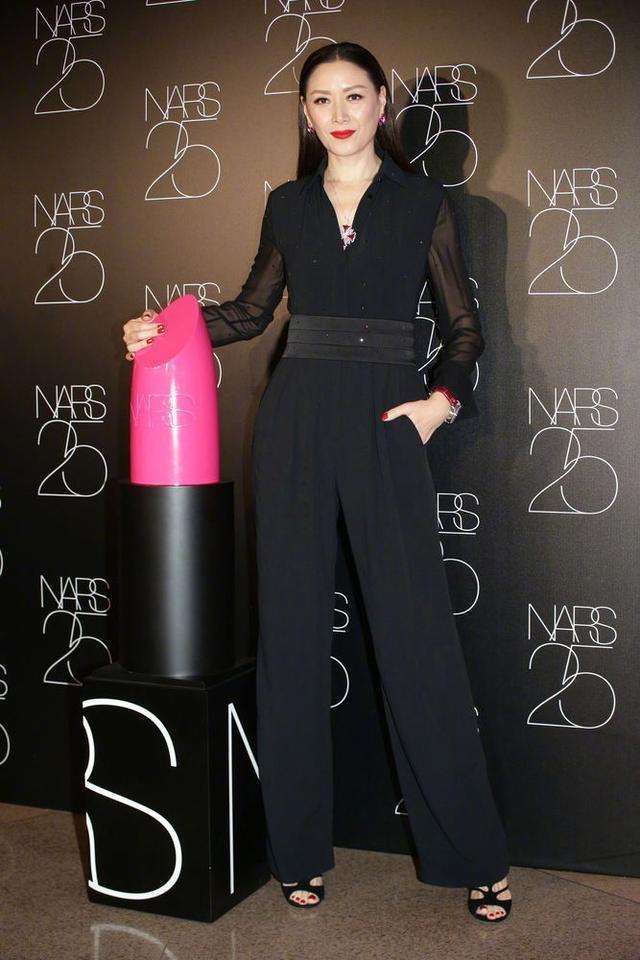 配饰|任达华与超模老婆同框，两人一个精致一个沧桑，看着不像同辈人