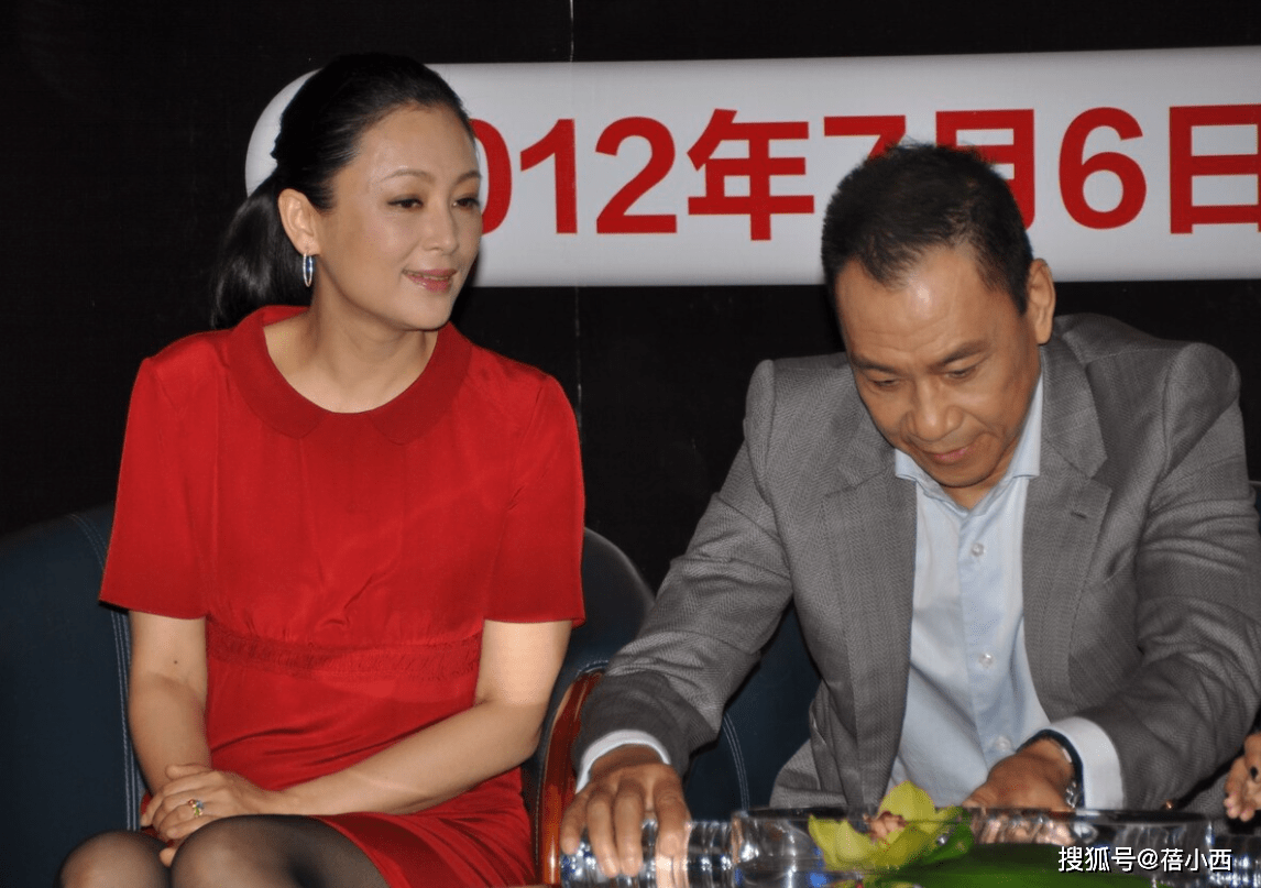 颜色|陈红真是“丝袜腿”代表，穿小红裙配黑丝袜亮相，这才叫风韵犹存