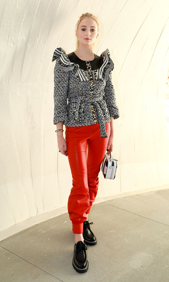 活动|“三傻二乔”婚后首现身！苏菲穿吊带裙超吸睛，和乔纳斯配一脸