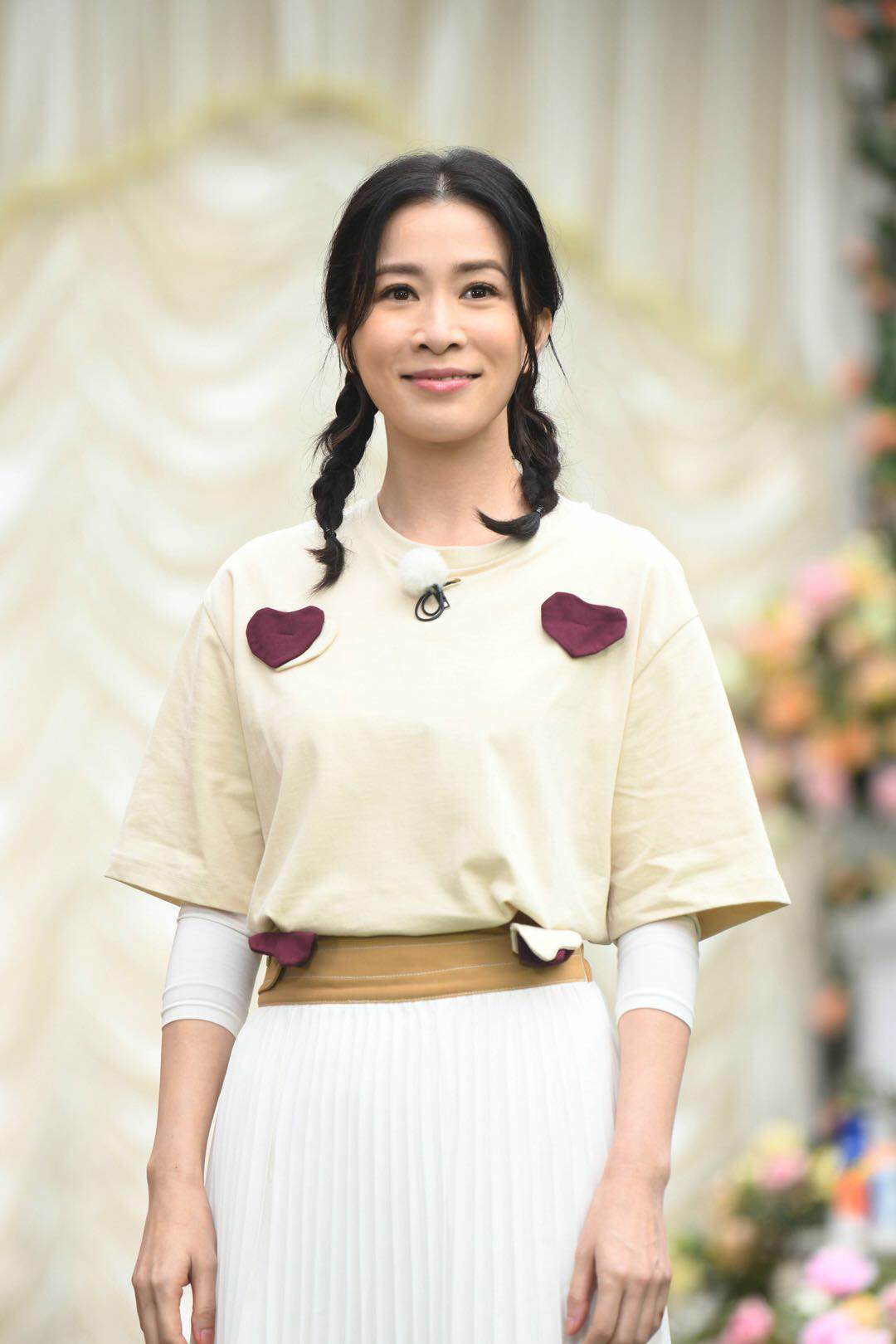 佘诗曼|佘诗曼哪有44岁？一袭碎花裙气质清新，扎双麻花辫美到忘记年龄