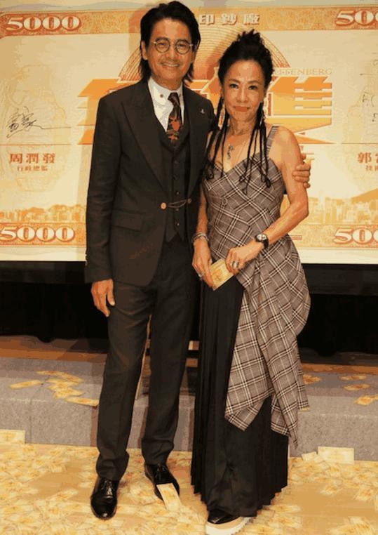 新潮|周润发妻子扮嫩真有一套，高马尾配小红裙，62岁打扮新潮不输00后