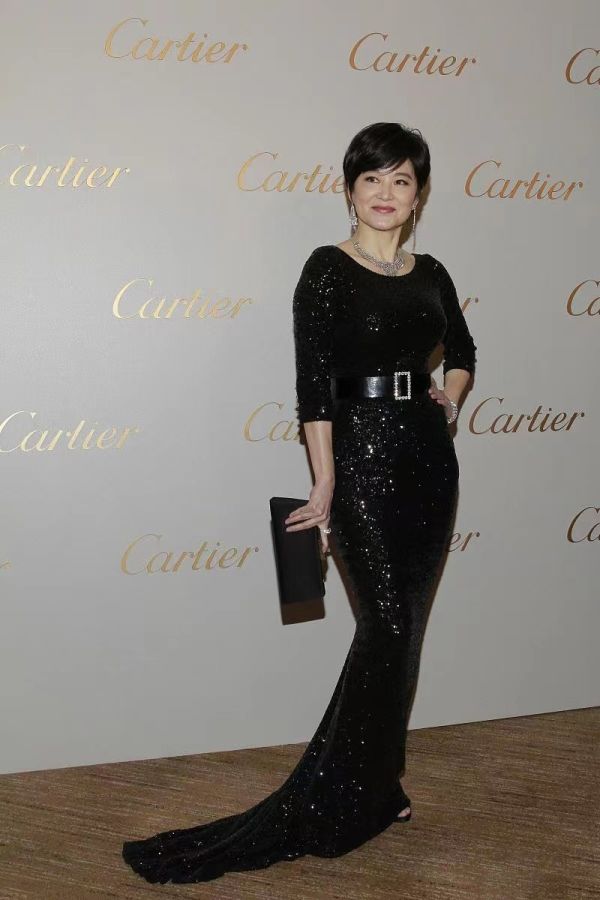 林青霞|林青霞不愧是“第一美女”，66岁穿修身连衣裙不见赘肉，太惊艳