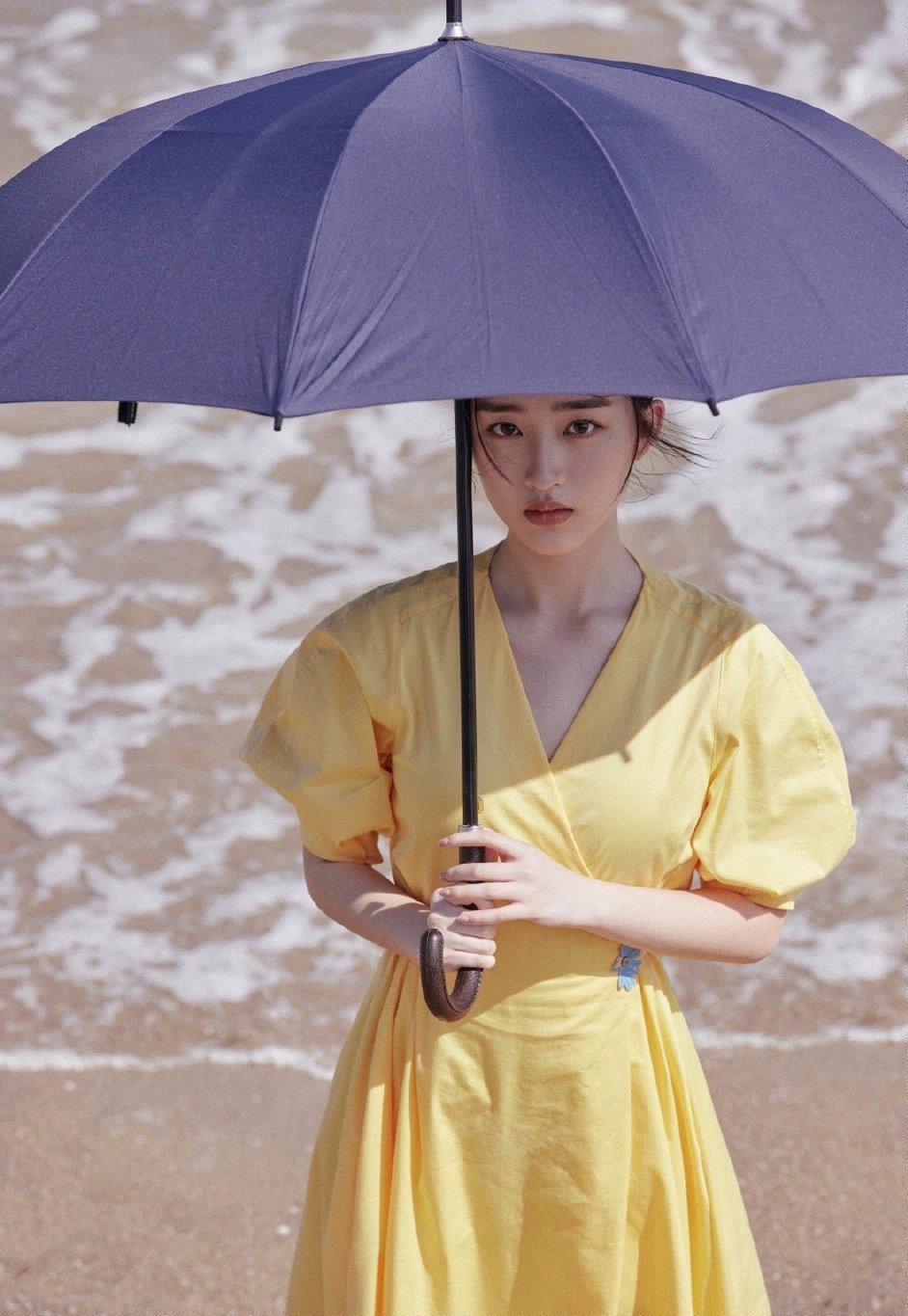 元素|长了“早熟”脸的邓恩熙，虽然穿着甜美小单裙，16岁却很高级气质