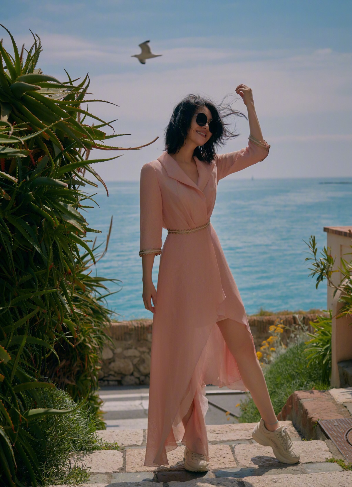 身材|50岁的许晴现身戛纳,一袭露肩纱裙彰显姣好身材!十足知性韵味