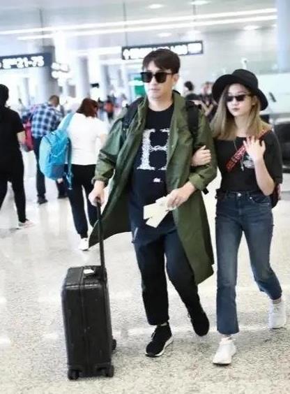 整体|黄磊挽15岁女儿亮相机场，女儿染了黄发穿搭时髦，看来磊爸好开明