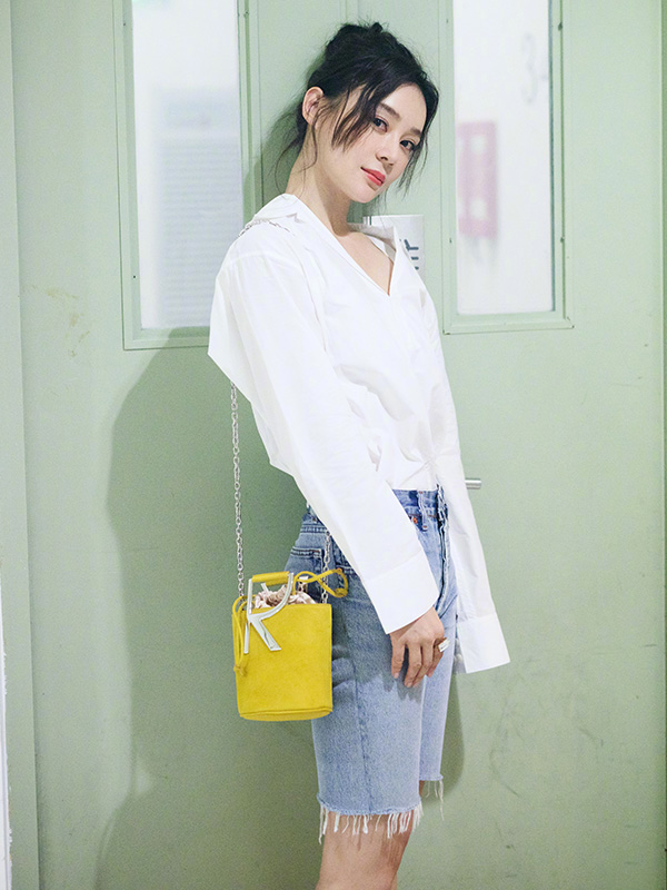 身材|袁姗姗挑战新造型，银色流光裙酷帅不失女人味，搭细高跟长腿抢镜