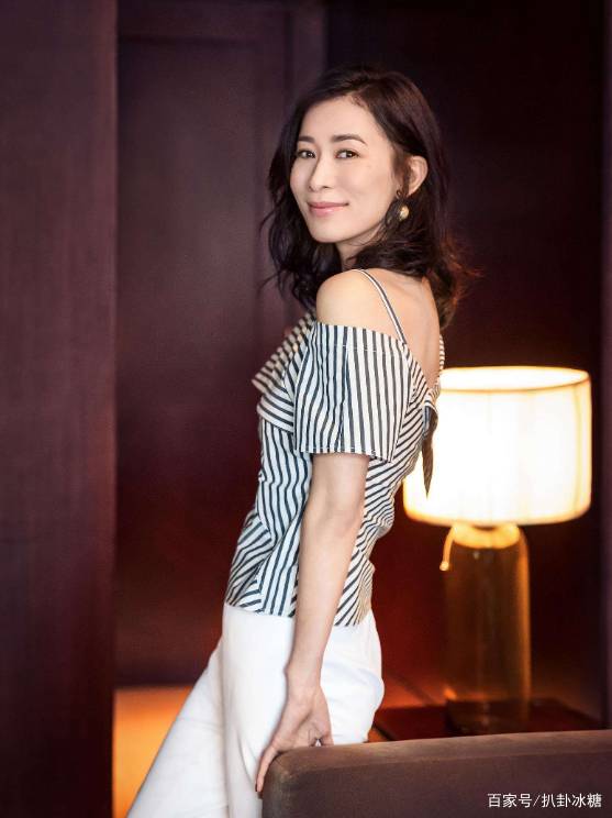 一身|佘诗曼终于服老，穿一袭“菜花裙”，优雅十足