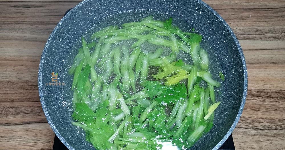 芹菜怎么炒比较脆爽 7027d0e178134d51b3386051de029559.jpeg