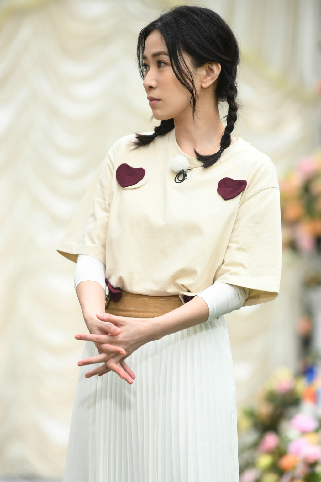 发型|佘诗曼现身活动，印花连衣裙搭配锁骨卷发，44岁一样少女气质十足