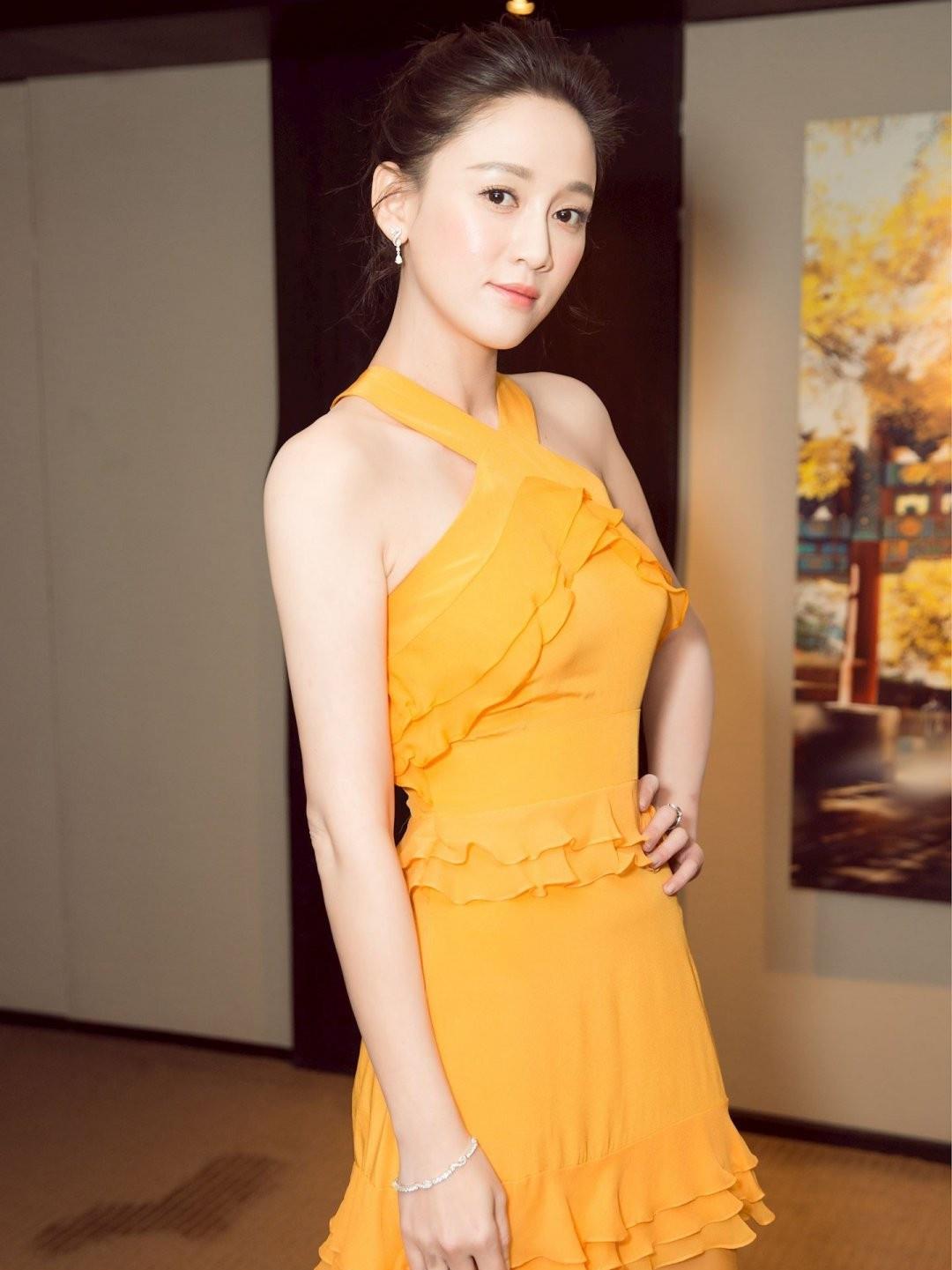 短裙|陈乔恩晒合照秀恩爱，打扮精致一点不像42岁，看着比小男友都嫩