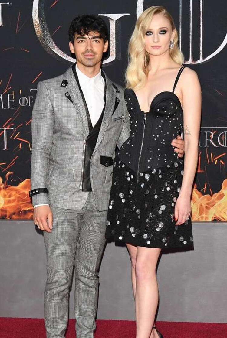 活动|“三傻二乔”婚后首现身！苏菲穿吊带裙超吸睛，和乔纳斯配一脸