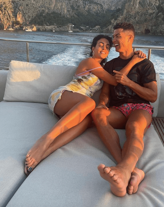 苗条身材|C罗与未婚妻甜蜜Kiss！乔治娜裹吊带裙太火辣，竟比金卡戴珊性感