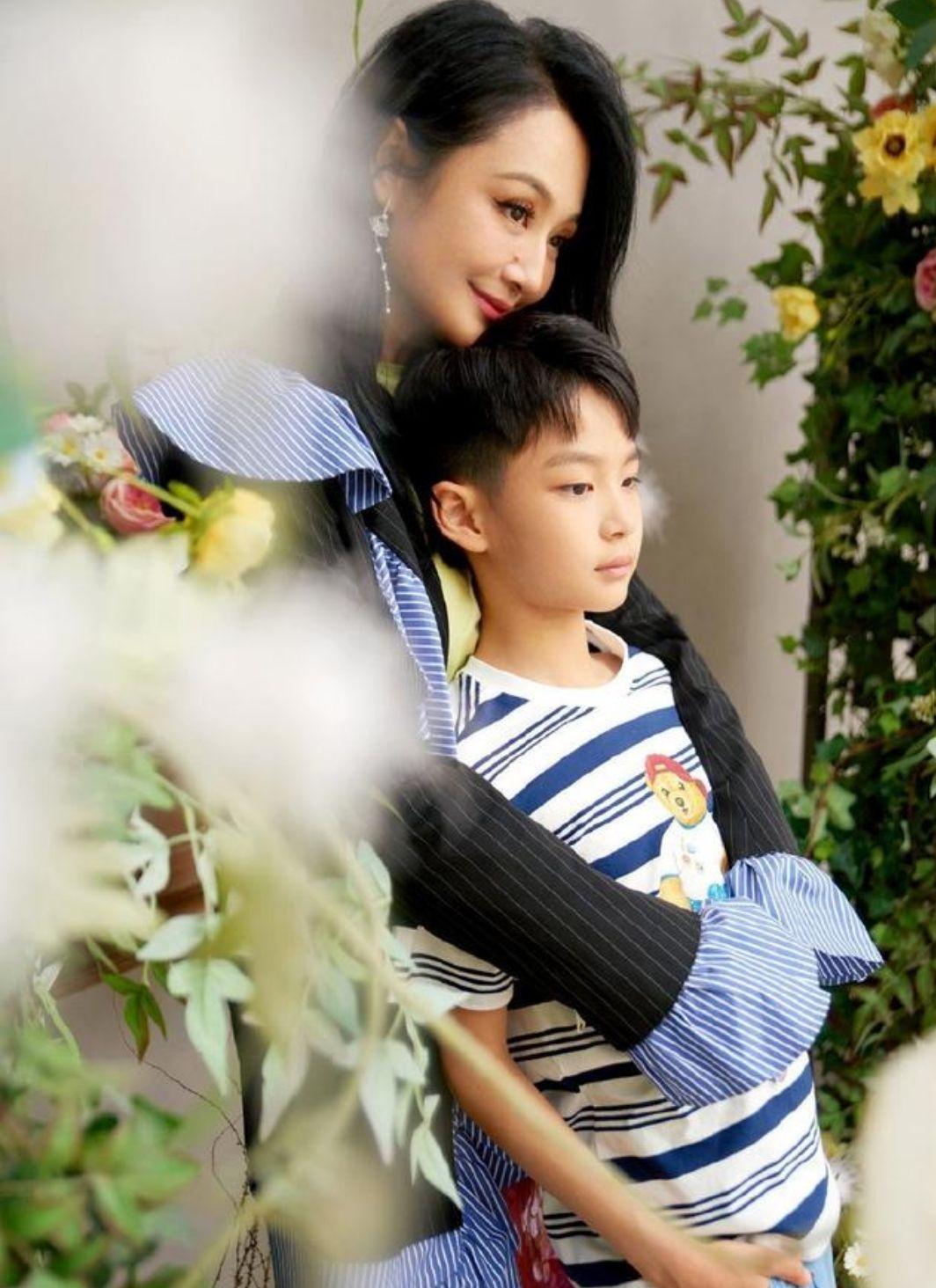 曹颖|曹颖秀出与儿子合照，10岁儿子已经跟妈妈齐肩高，超高颜值很吸睛
