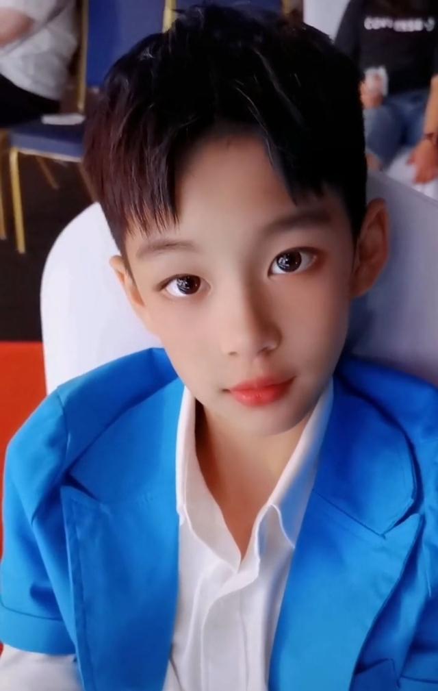 王梓涵|曹颖十岁儿子真争气!首做主持工作十几个小时不嫌累,穿西装有央视范