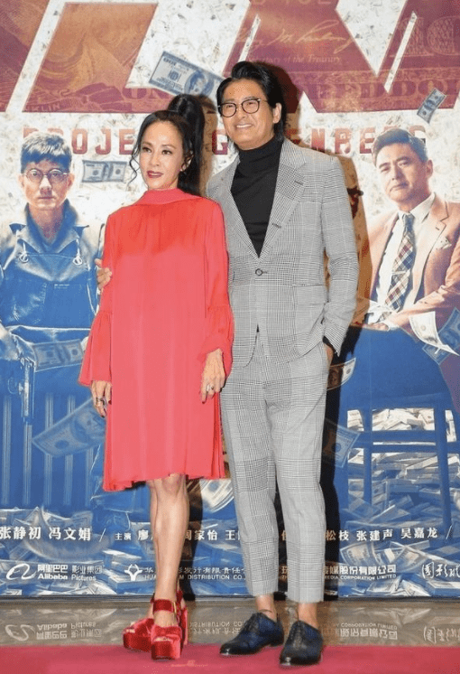 新潮|周润发妻子扮嫩真有一套,高马尾配小红裙,62岁打扮新潮不输00后