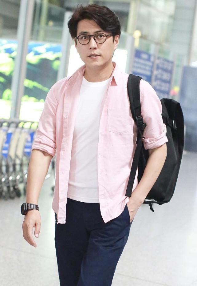 设计|靳东身材发福脸大抢镜，粉色衬衫配白T恤，44岁也扮小鲜肉