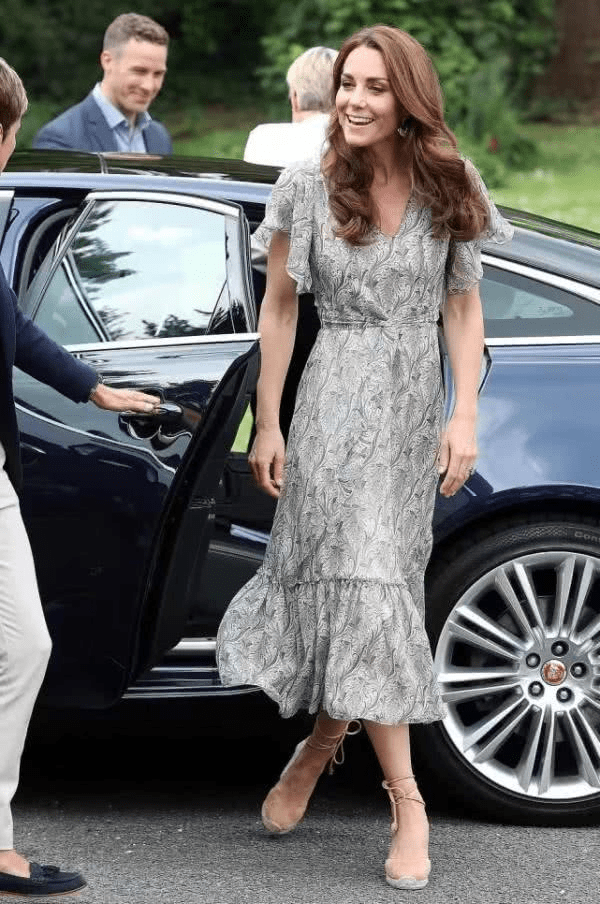 夏天|夏天出游想穿碎花裙？学会“3要3不要”，阿姨也能穿得时髦又上照