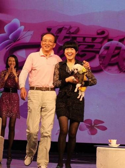 据网上报道,舒耀瑄和他的妻子有一个女儿.