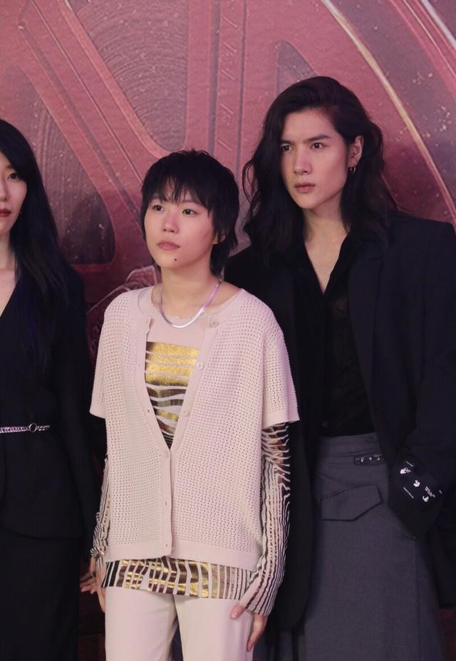 个性|窦靖童真做自己，走红毯不穿礼服却穿一身休闲装，潇洒气质太像妈