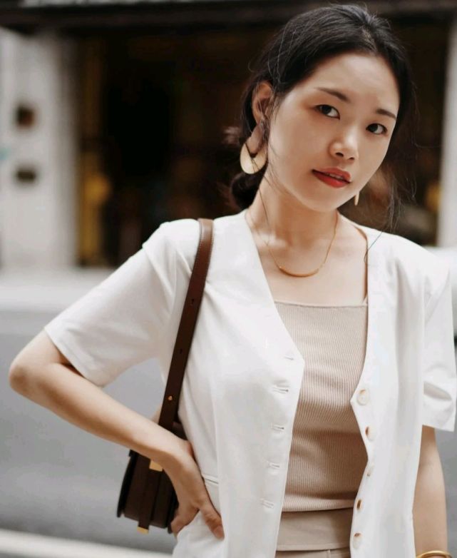 短裙|上班族该怎么穿衣搭配？简约干练的穿搭，既有气场又有魅力