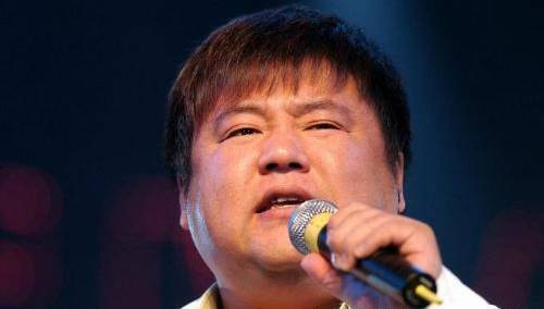 婚后2005年由歌手向主持转型,主持辽宁台的节目《七星大擂台》和重庆