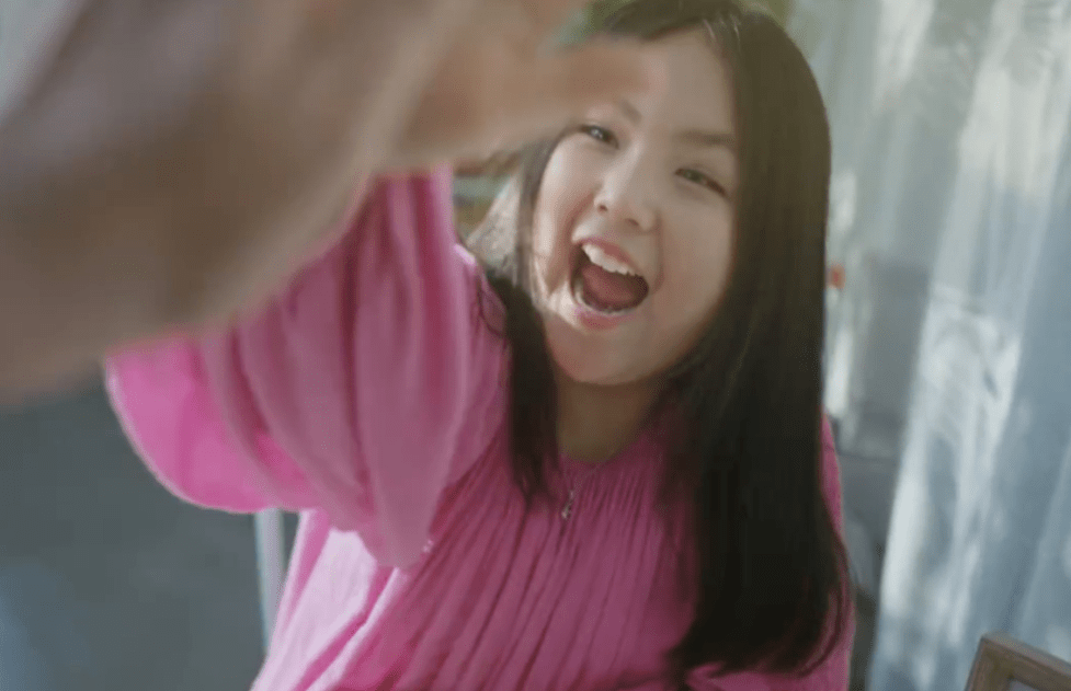 设计|李湘女儿穿公主裙拍广告，珠圆玉润很结实，一看就是富养出来的