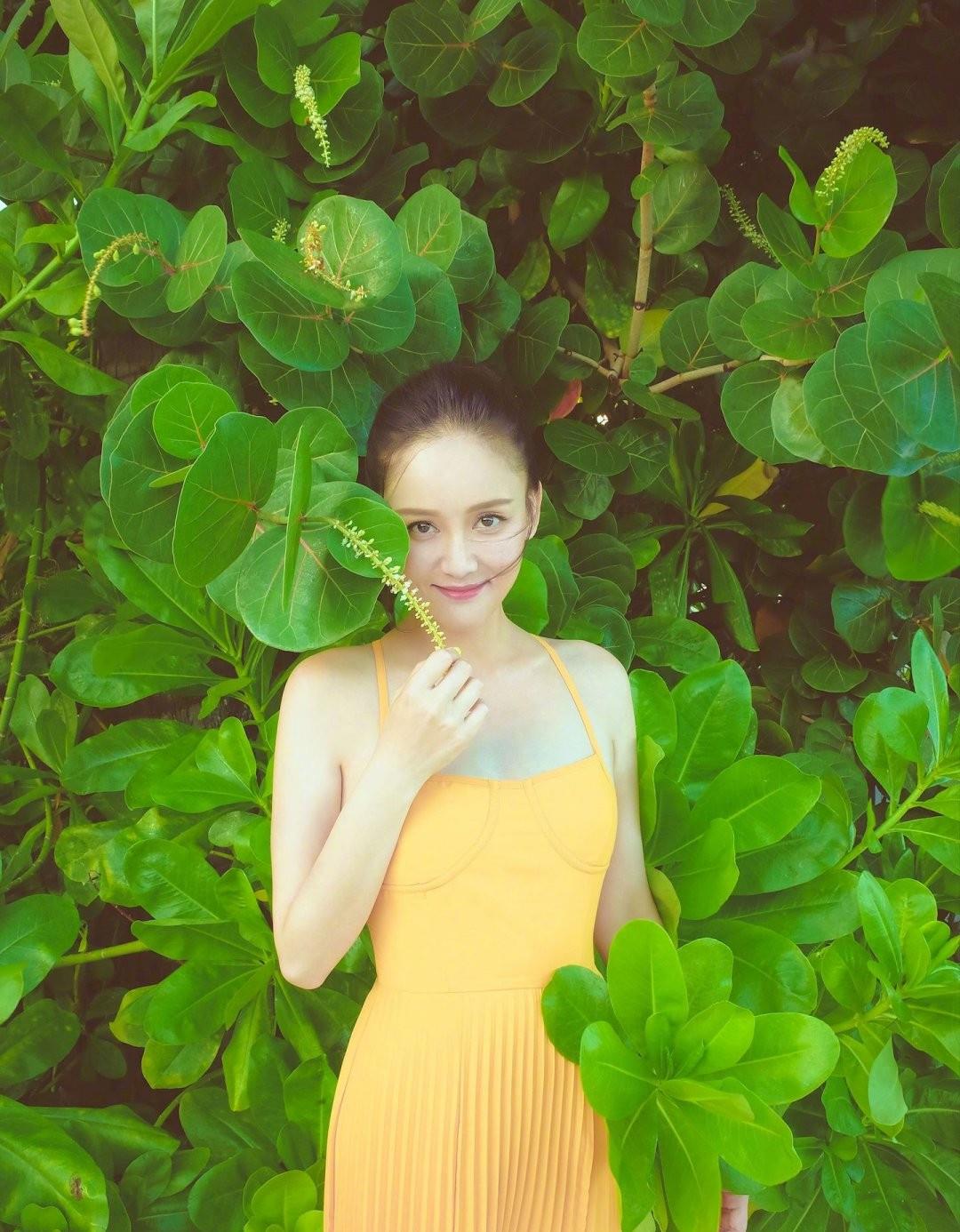 短裙|陈乔恩晒合照秀恩爱，打扮精致一点不像42岁，看着比小男友都嫩