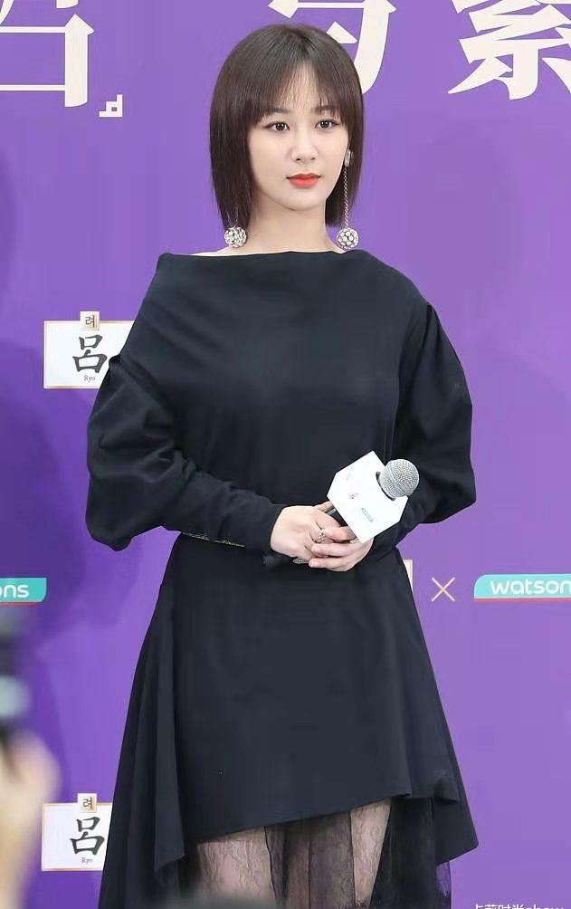 职业|杨紫：变得成熟与稳重，一身黑色职业西装，闪亮连排扣设计显高级