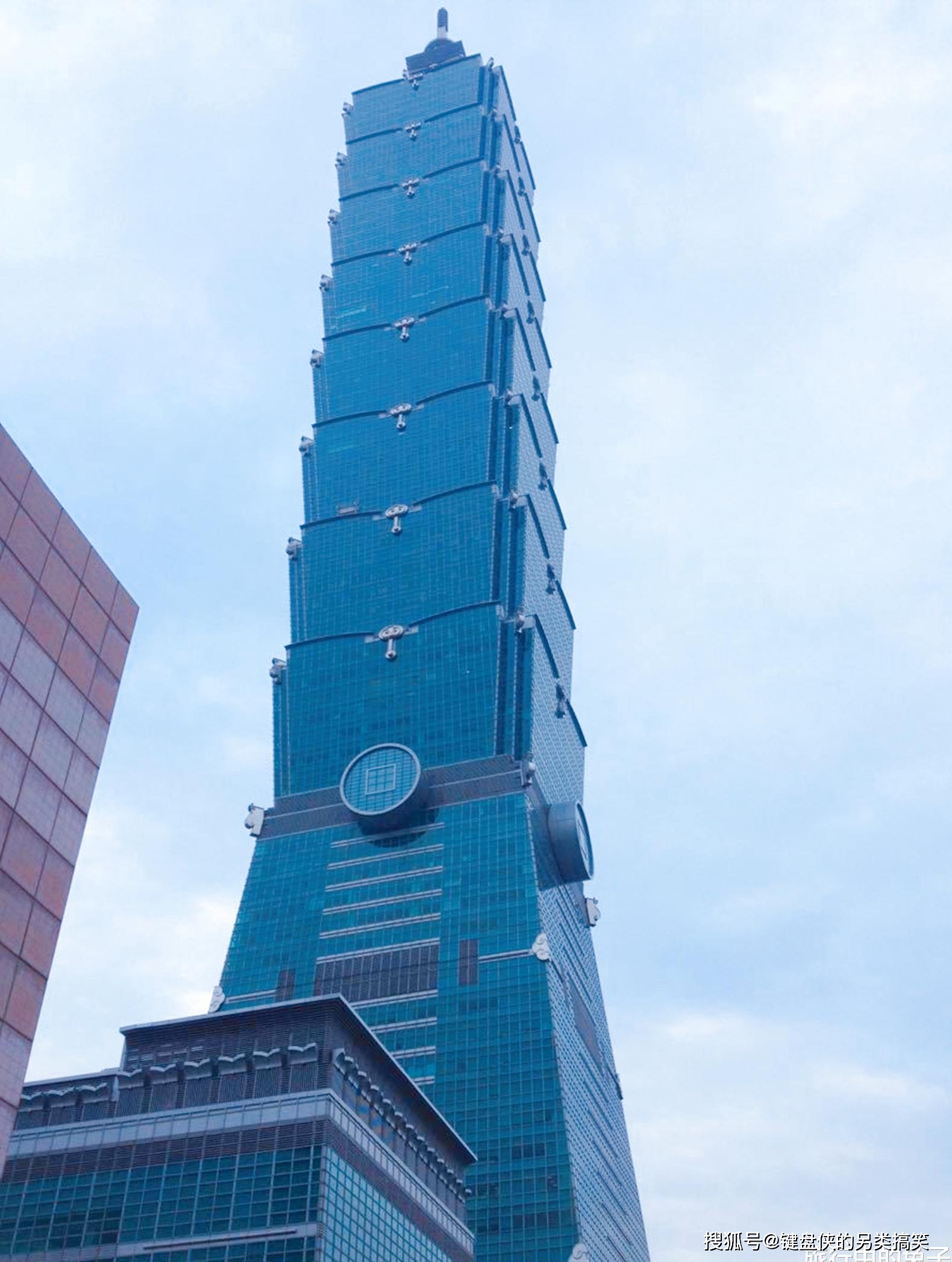 台湾101大厦顶端，有一个600吨重的大铁球，干什么用的？