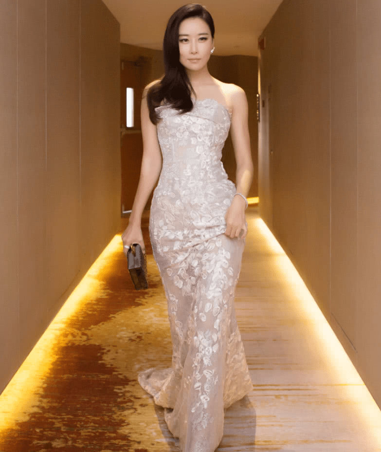 原创毛俊杰在国外真长脸一袭印花长裙美成红毯焦点身材曲线太优越