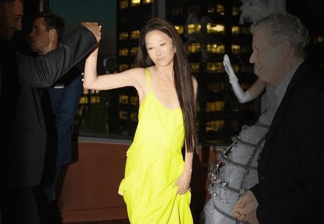 一身|72岁王薇薇比邓文迪会玩！瘦成皮包骨穿衣更大胆，身边都是小鲜肉