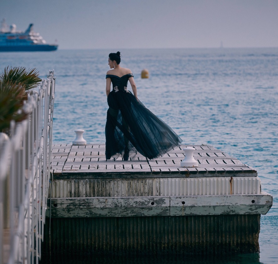 身材|50岁的许晴现身戛纳,一袭露肩纱裙彰显姣好身材!十足知性韵味