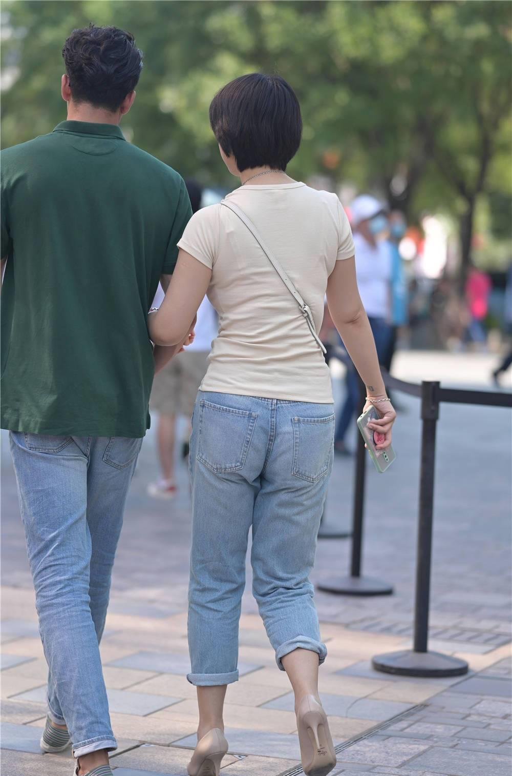 高跟鞋|时尚美女喜欢选择尖头细跟鞋逛街，增高显瘦，还衬托女人味