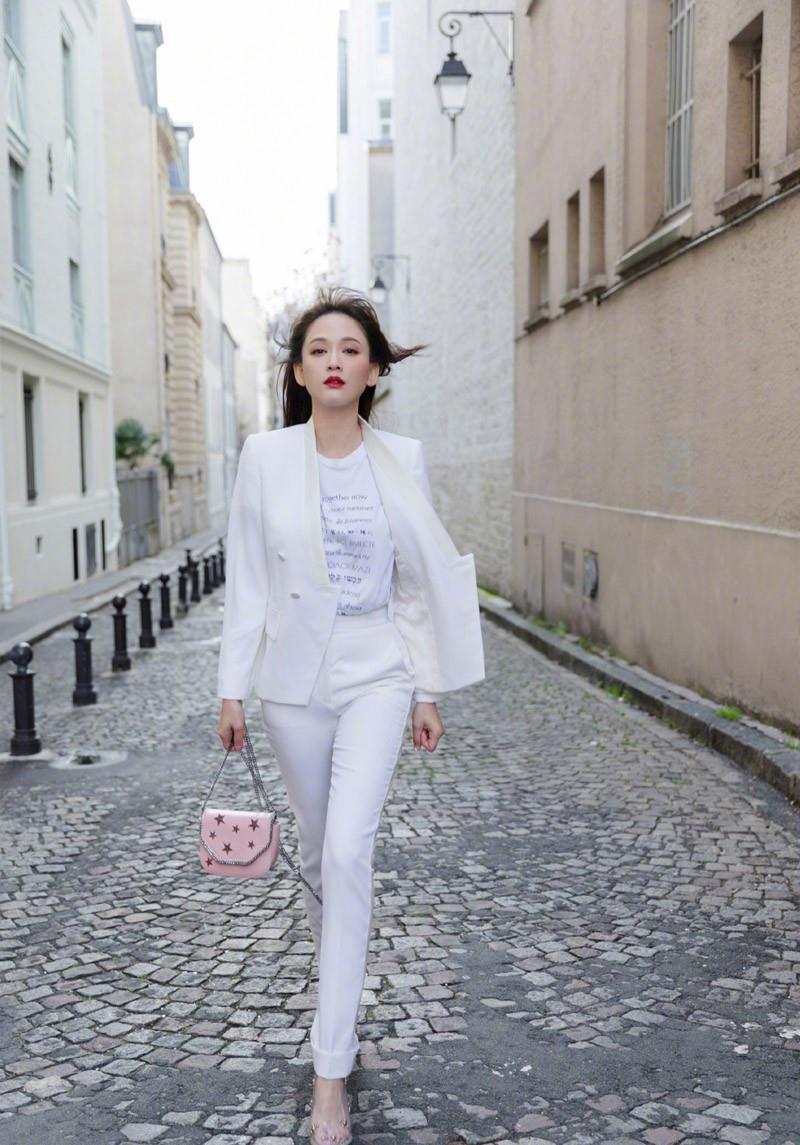 短裙|陈乔恩晒合照秀恩爱，打扮精致一点不像42岁，看着比小男友都嫩