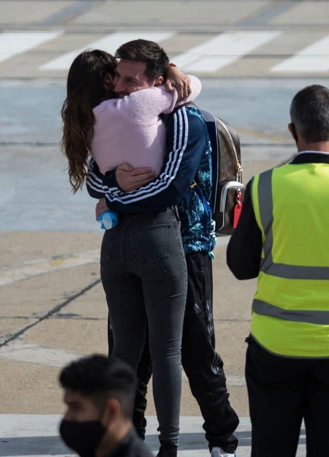 梅西夺冠回国享受妻子拥吻接机_安东内拉