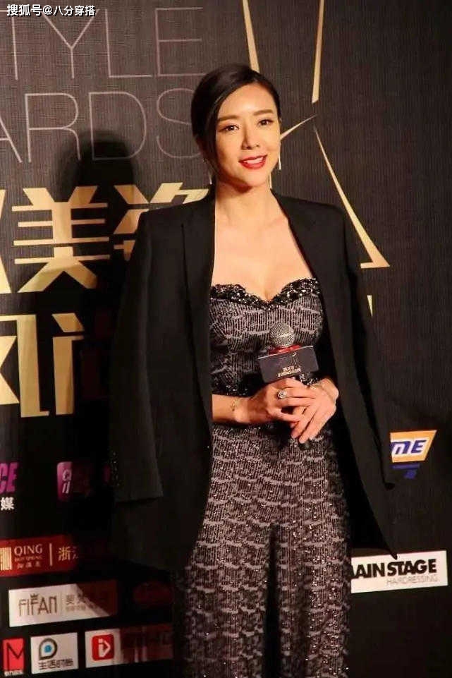 美眉|周韦彤对身材真自信，暗灰色抹胸连体裤配西装飒爽霸气，高挑有型