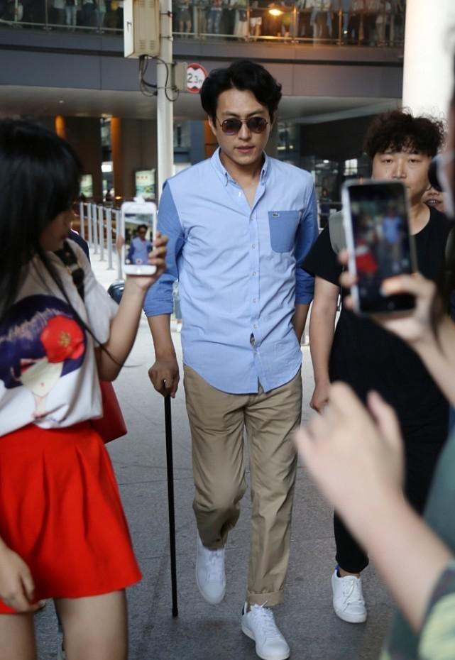 设计|靳东身材发福脸大抢镜，粉色衬衫配白T恤，44岁也扮小鲜肉