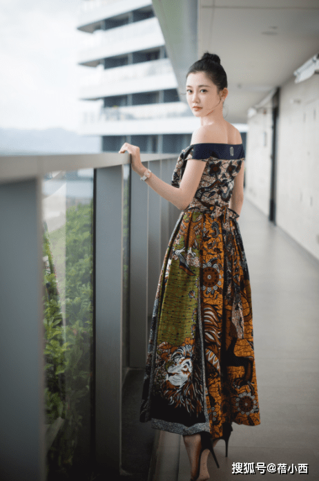 苗苗|郑恺老婆苗苗又美出圈了,穿粉色亮片裙现“饱满身材”,气质惊艳