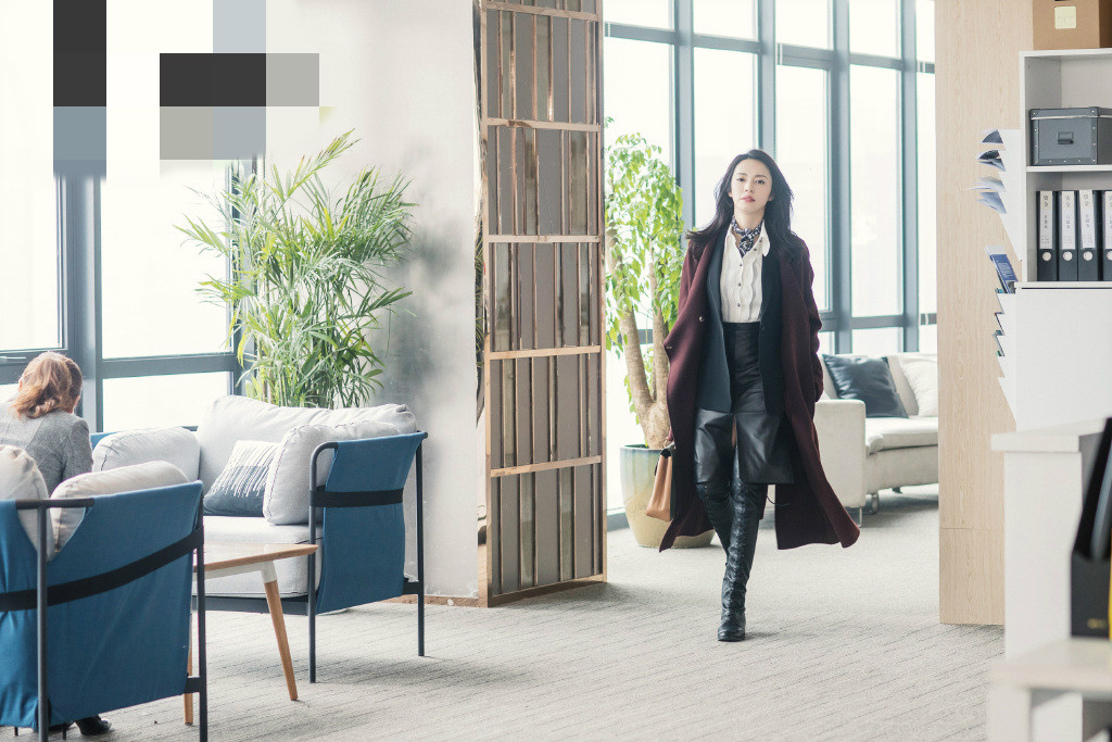 黑色|姚晨一袭包臀裙亮相好优雅！同框57岁刘德华，穿阔腿裤气质又少女