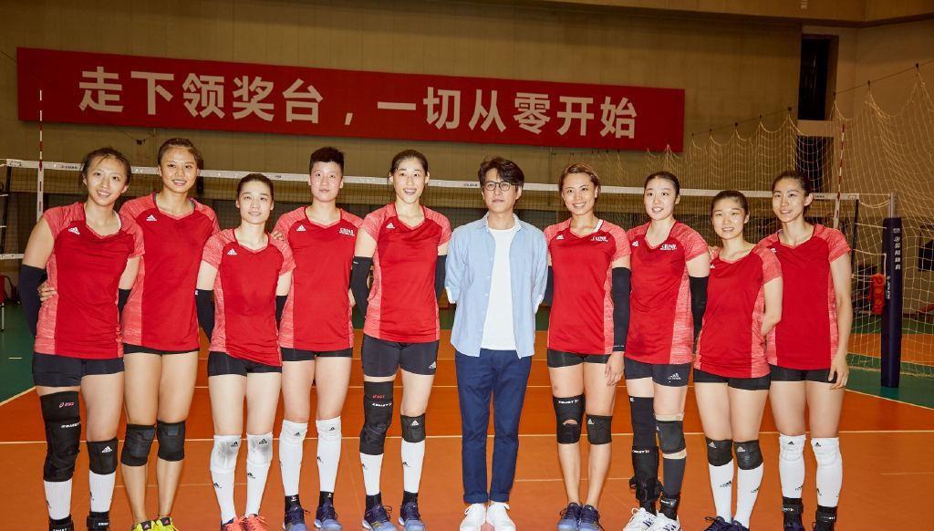 设计|靳东身材发福脸大抢镜，粉色衬衫配白T恤，44岁也扮小鲜肉