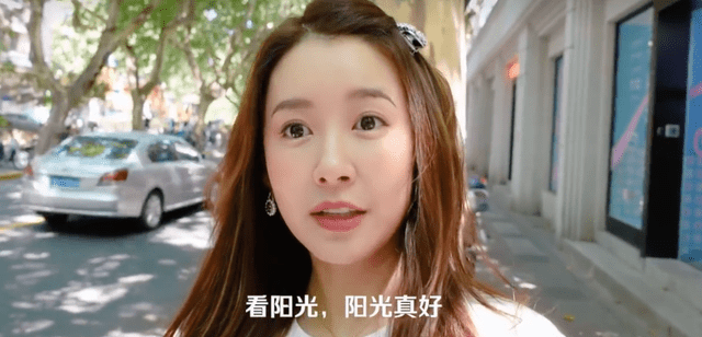 服装|陈赫娇妻张子萱现身上海，稚嫩模样似少女，一家四口互动超温馨