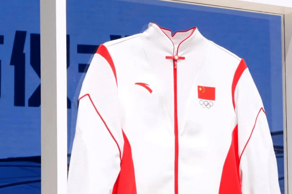 辟谣！网传中国奥运代表团入场礼服：紫色条纹西装和青花瓷裙子，是假的 