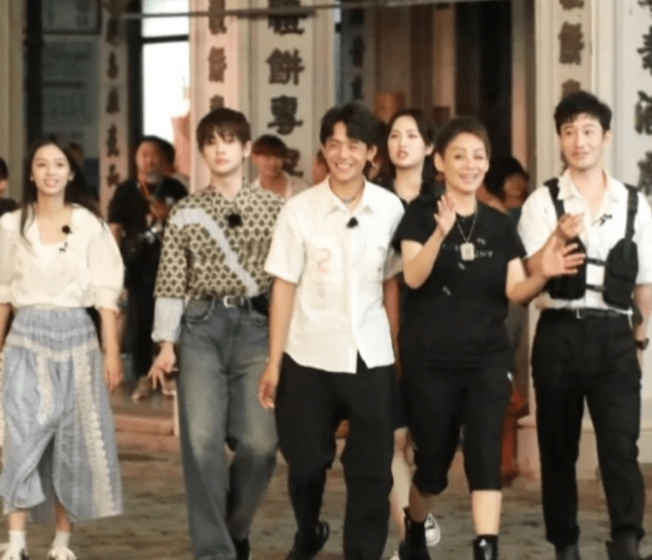 来头|《中餐厅5》路透，全员穿复古风服装，这个飞行嘉宾来头可不小