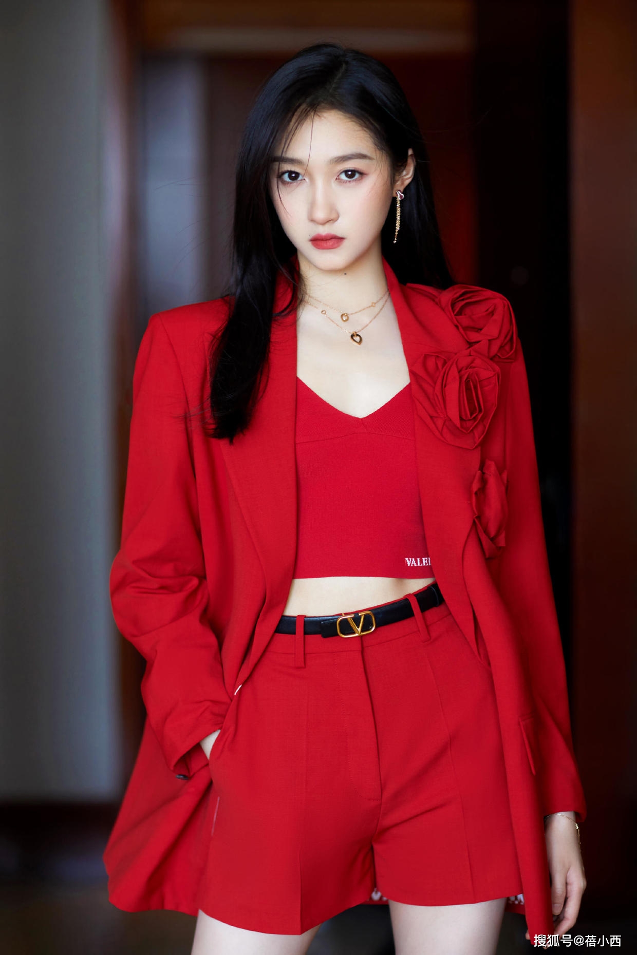晚礼服|“关晓彤”终于惊艳了红毯，穿抹胸连衣裙腰部“挖空”，气场开挂